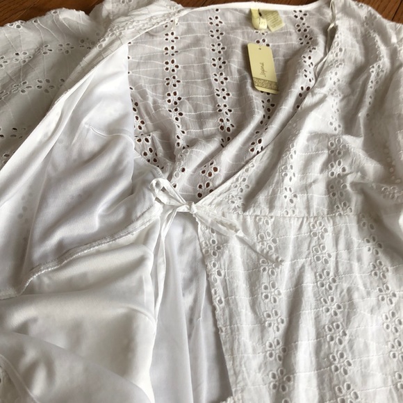 Nwt Gorgeous Eyelet lace   wrap dress - Picture 4 of 6